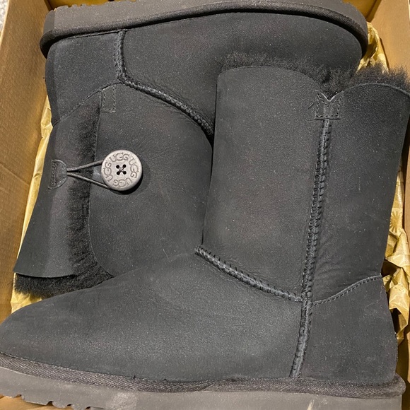 Ugg Short Bailey Button Boot - Picture 2 of 6